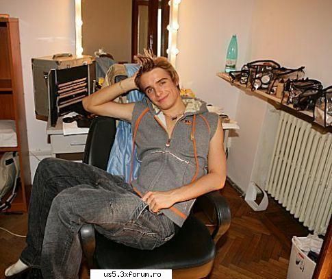 copiati poza asta cu chris si datii cat mai mult zoom pe sticla de apa ca sa vedeti ca este 