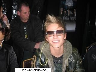 buna fetelor sunt laura ooooooooo mare fana richie :d imi par f bine d acest forum richie stringini