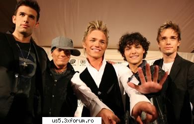 intradevar au reusit ..... :nod: love my boy's ..... :rotfl: au cucerit milioane de fany iar musica